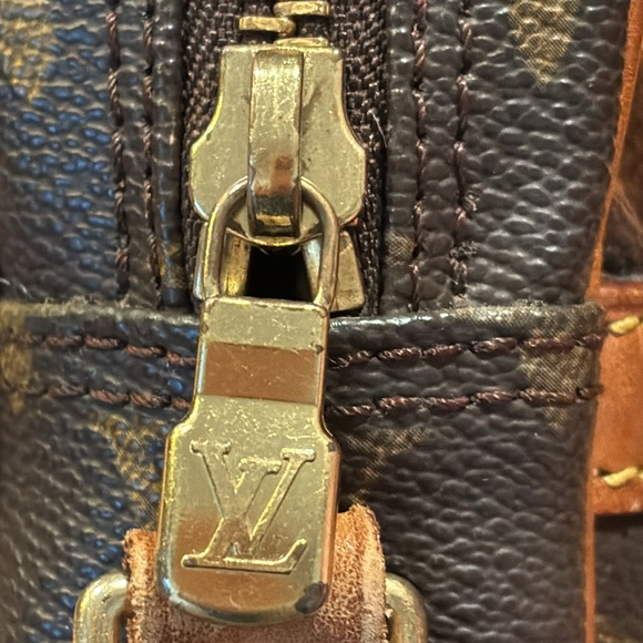 LOUIS VUITTON DANUBE 21 MONOGRAM CROSSBODY BAG DUST BAG & BOX GOLD HARDWARE 🤎🧡 - Picture 8 of 17